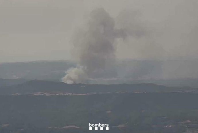 Bombers trabaja con 31 dotaciones en un incendio de vegetación en Rajadell (Barcelona)