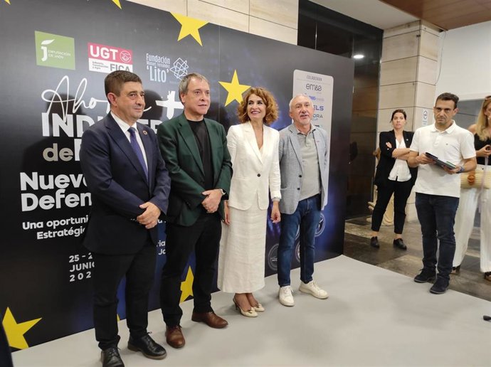 Francisco Reyes (iz), Marianol Hoya, María Jesús Montero y Pepe Álvarez (dcha)