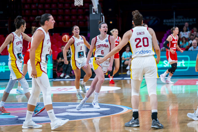 Aina Ayuso (6) celebra una canasta en el España-Chequia de los cuartos de final del Eurobasket 2025