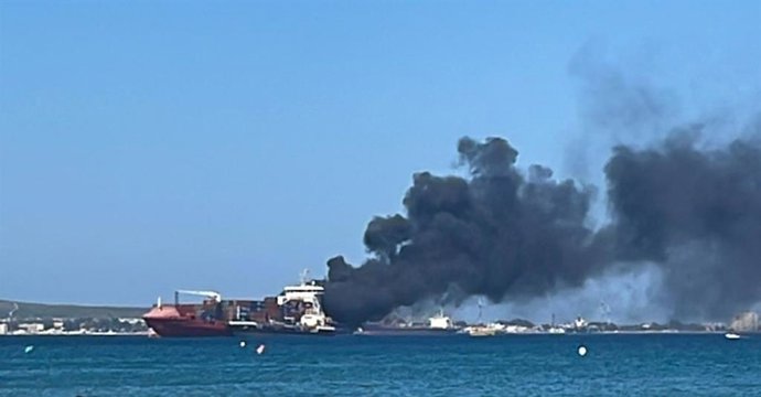 Columna de humo del barco ardiendo en la Bahía de Algeciras.