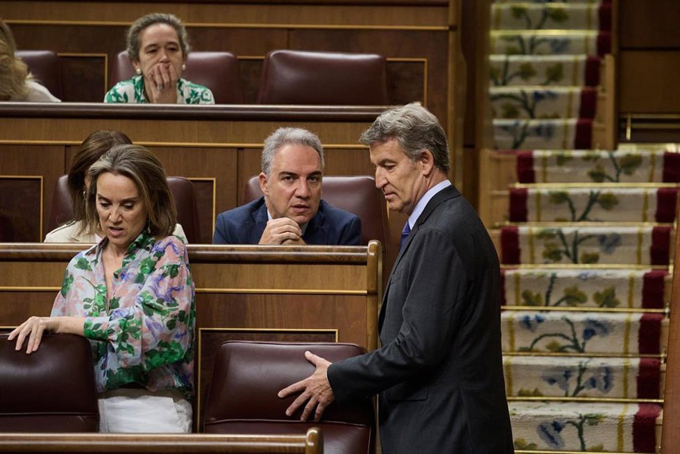 La secretaria general del PP, Cuca Gamarra y el presidente del PP, Alberto Núñez Feijóo, durante un pleno en el Congreso de los Diputados, a 25 de junio de 2025, en Madrid (España).  