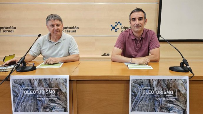 Javier Ciprés y Javier Sánchez en la presentaciín de la Jornada 'Oleoturismo y calidad'.