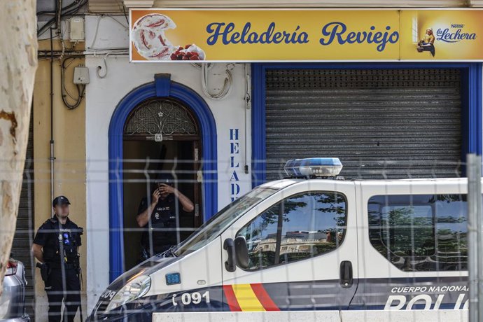 Diversos agents de Policia en el lloc on han ocorregut els fets