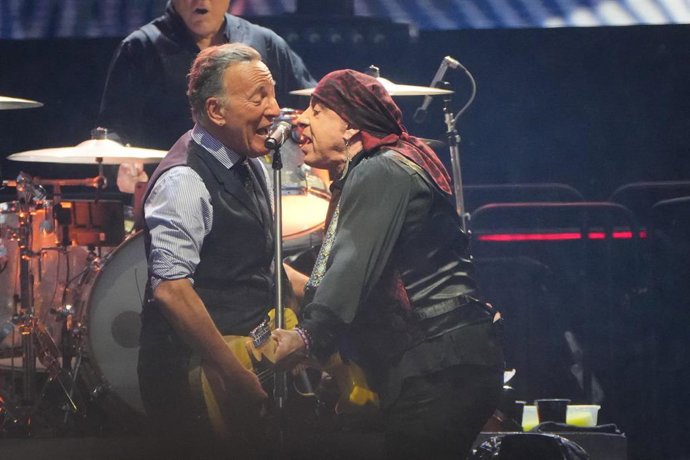 El cantante Bruce Springsteen (i) actúa durante su concierto en el Reale Arena, a 21 de junio de 2025, en San Sebastián, Guipúzcoa, País Vasco (España). 