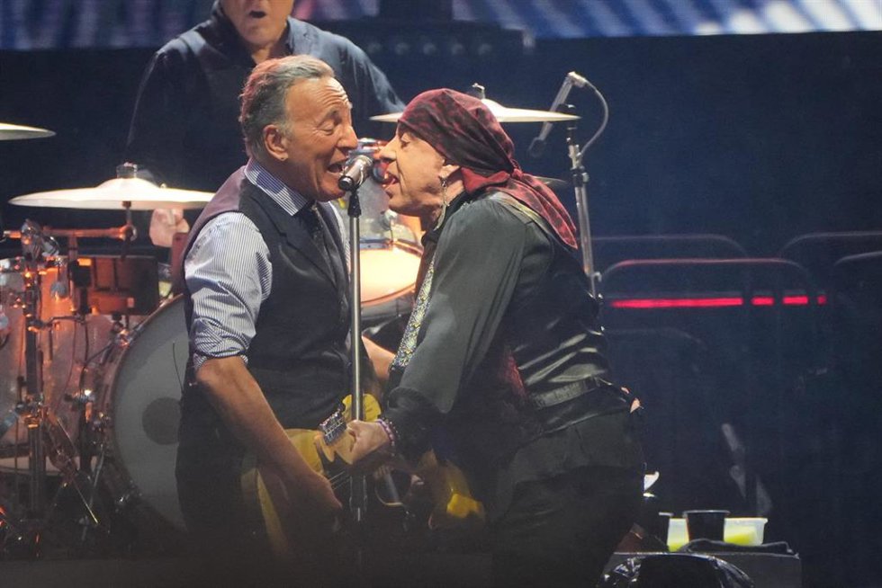 El cantante Bruce Springsteen (i) actúa durante su concierto en el Reale Arena, a 21 de junio de 2025, en San Sebastián, Guipúzcoa, País Vasco (España). 