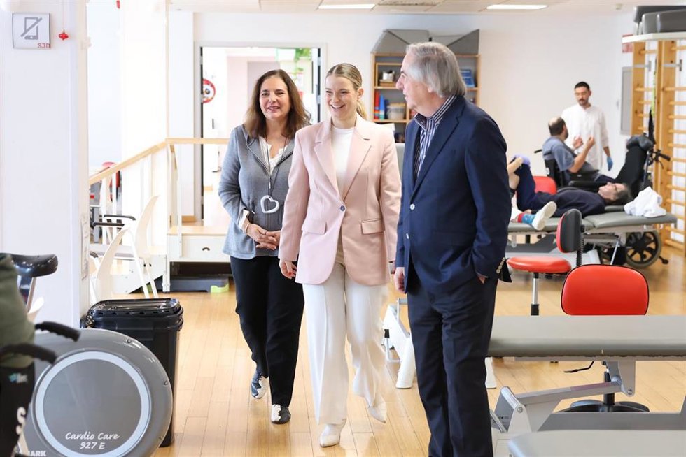 Archivo - De izquierda a derecha, la consellera de Salud, Manuela García, la presidenta del Govern, Marga Prohens, y el gerente del Hospital Sant Joan de Déu, Joan Carulla, visitan las instalaciones del centro.