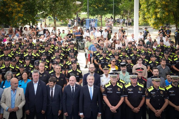 Fotografía de grupo con los 125 nuevos agentes de la 98 promoción de la Guardia Urbana