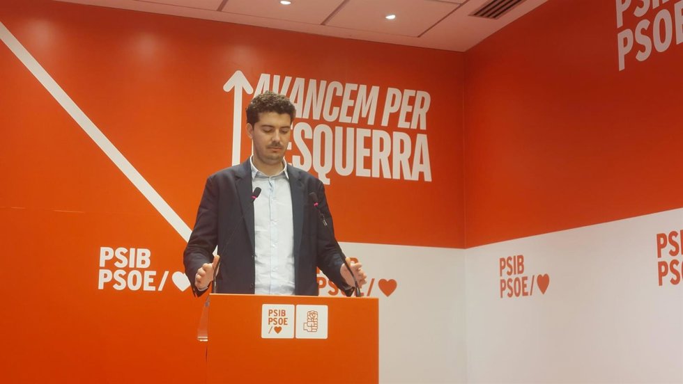 Archivo - El diputado del PSOE en el Congreso Pepe Mercadal durante una rueda de prensa.