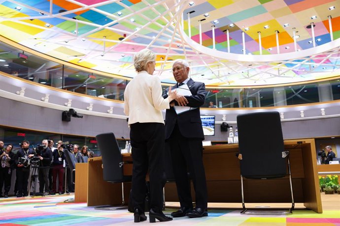 Archivo - Arquivo - Os presidentes do Conselho Europeu e da Comissão Europeia, António Costa e Ursula von der Leyen, conversam na sala de reuniões das cúpulas dos líderes da UE em Bruxelas.