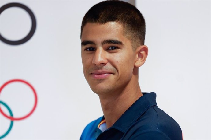 El atleta español Mohamed Attaoui posa en el Madrid Marriot Auditorium, antes del Europeo por Selecciones.