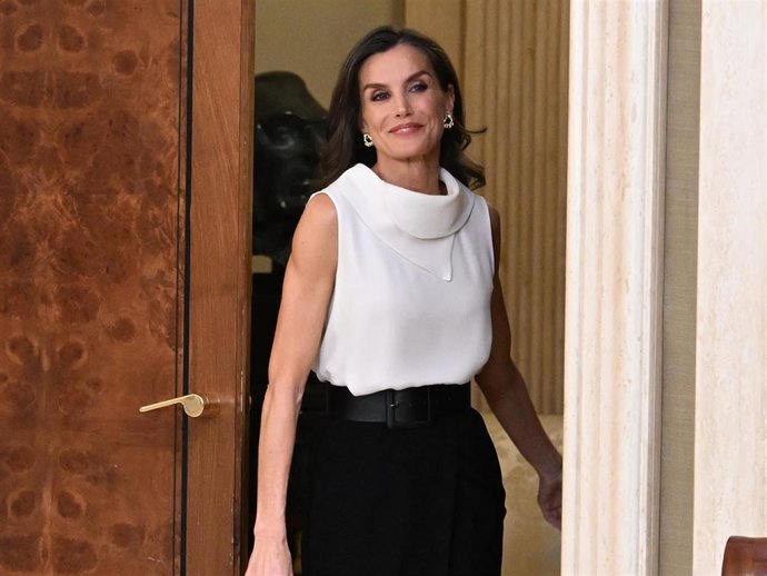 La Reina a su llegada a la audiencia a la Selección Absoluta de Fútbol Femenino participante en la EURO Femenina de la UEFA 2025 en el Palacio de La Zarzuela, a 25 de junio de 2025, en Madrid (España).