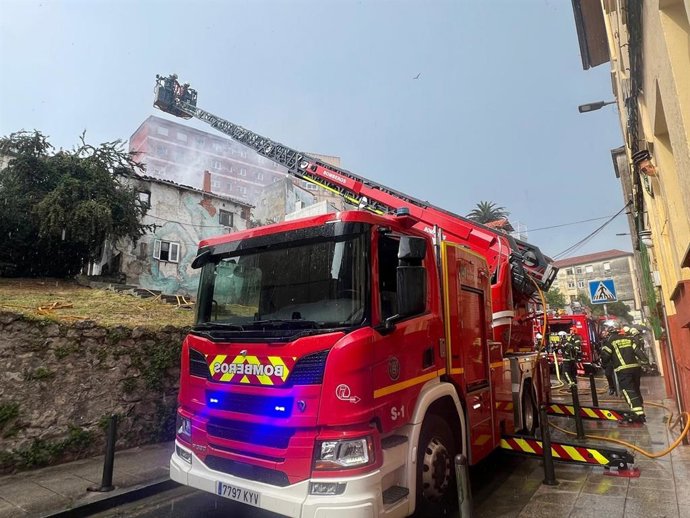 Bomberos sofocan un incendio en una vivienda okupada de la calle San Sebastián de Santander