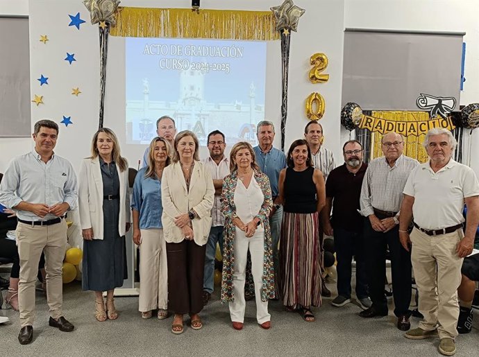La delegada territorial de Desarrollo Educativo, Formación Profesional, Universidad, Investigación e Innovación en Cádiz, Isabel Paredes, junto a la delegada de Justicia, Administración Local y Función Pública, Ana Bertón, en el CIMI Bahía de Cádiz