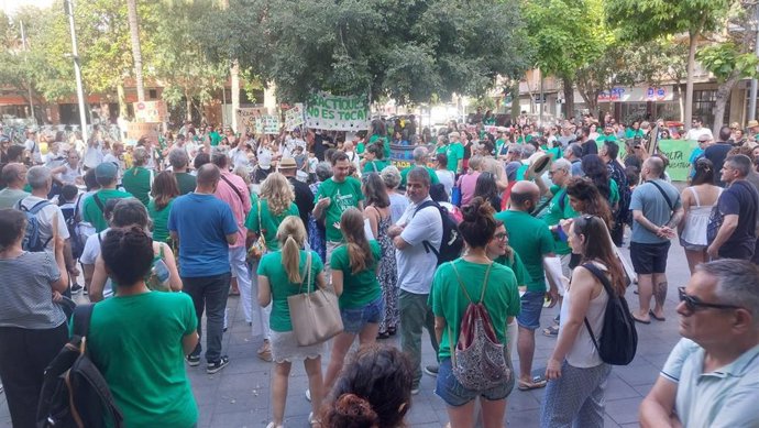 Concentración por la escuela pública en la plaza París de Palma.