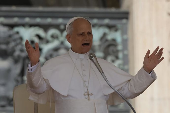 18 June 2025, Vatican, Vatican City: Pope Leo XIV waves from the Popemobile in St. Peter's Square, before his weekly general audience at the Vatican. Photo: Cecilia Fabiano/LaPresse via ZUMA Press/dpa