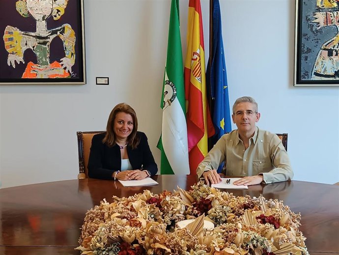 Isabel García Sanz y Juan Salado, durante la firma del acuerdo.