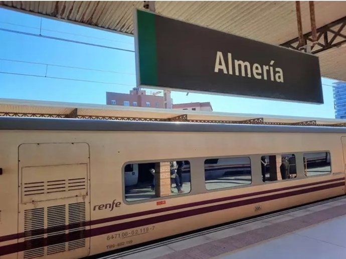 Archivo - Un tren en la antigua estación de ferrocarril de Almería.