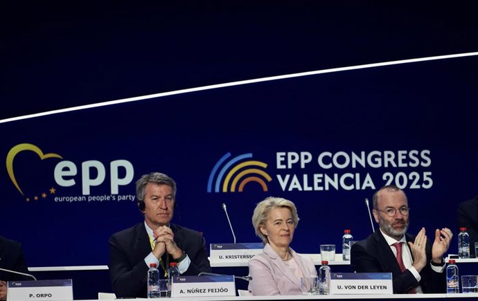 Archivo - La presidenta de la Comisión Europea, Ursula Von Der Leyen, el presidente del Partido Popular Europeo, Manfred Weber (D), y el presidente del Partido Popular, Alberto Núñez Feijóo (I), en la clausura del congreso del Partido Popular Europeo (PPE