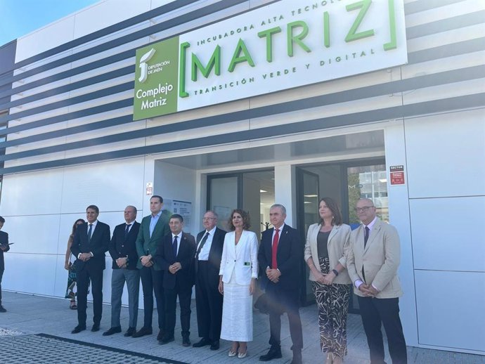 El presidente de la Diputación de Jaén, Paco Reyes, junto a la vicepresidenta primera y ministra de Hacienda del Gobierno de España, María Jesús Montero, en su visita la Incubadora del Alta Tecnología para la Transición Verde y Digital, IAT Matriz.