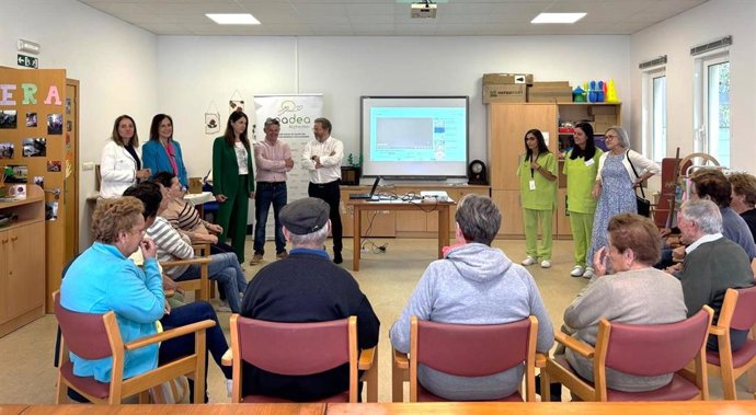 A conselleira do Medio Rural, María José Gómez, visita a Asociación Galega de Axuda aos Enfermos con Demencia Tipo Alzhéimer (Agadea)