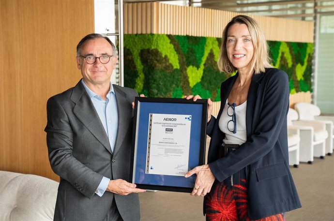 El director de marketing estratégico y de producto de AENOR, Javier Mejía, entregando la certificación a la directora de sostenibilidad de Santander España, Marta Aisa.