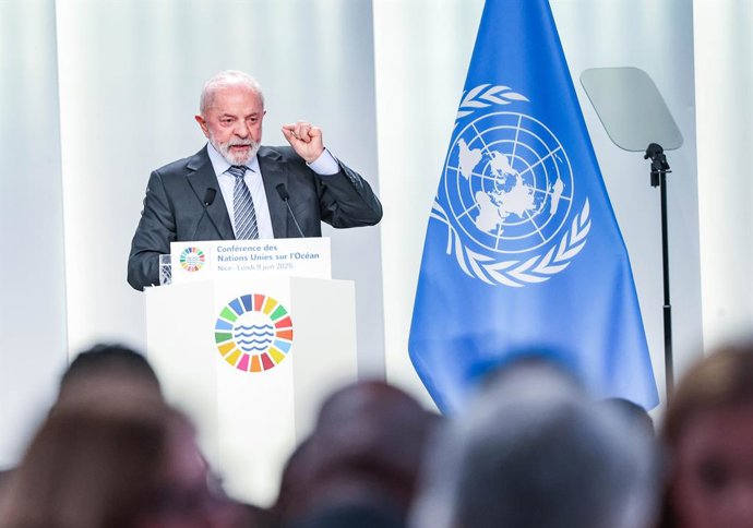 9 de junho de 2025, Nice, França, França: O Presidente do Brasil, LUIZ INÁCIO LULA DA SILVA, levanta a mão enquanto discursa na abertura da Terceira Conferência das Nações Unidas sobre os Oceanos (UNOC3) em Nice, co-organizada pela França e Costa Rica. A 