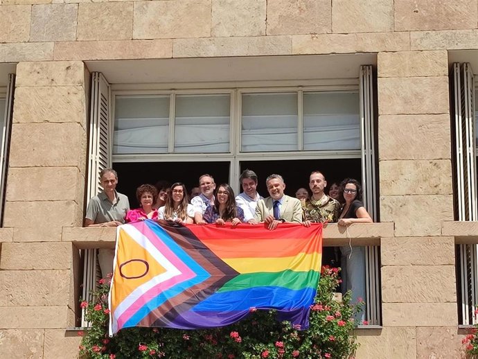 El Ayuntamiento de Logroño recibe la bandera LGTBIQ+ con motivo de la celebración del Orgullo