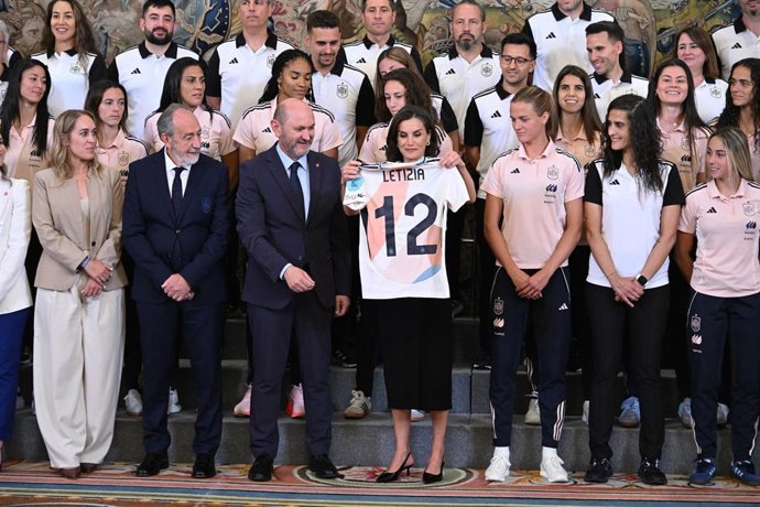 El Presidente de la Real Federación Española de Fútbol, Rafael Louzán, entrega una camiseta a la Reina Letizia durante la audiencia a la Selección Absoluta de Fútbol Femenino participante en la EURO Femenina de la UEFA 2025 en el Palacio de La Zarzuela, a