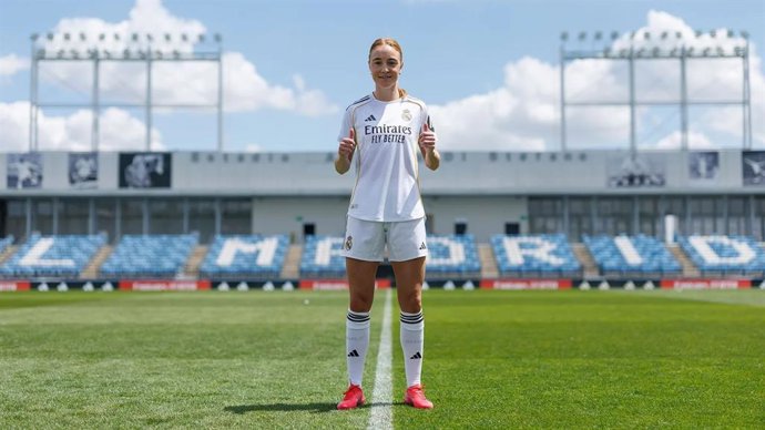 La futbolista danesa Sara Holmgaard posa como nueva jugadora del Real Madrid