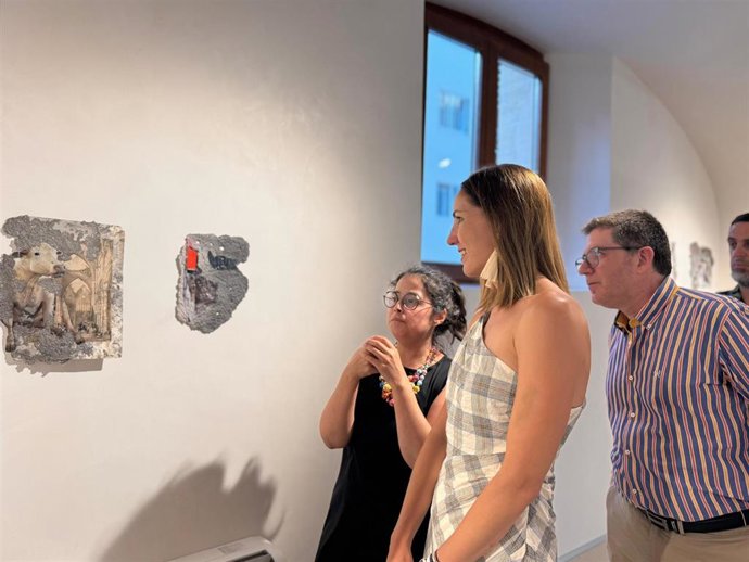 La vicepresidenta y consellera insular de Cultura y Patrimonio del Consell de Mallorca, Antònia Roca, asiste inauguración de la University Art Biennial de Adema.