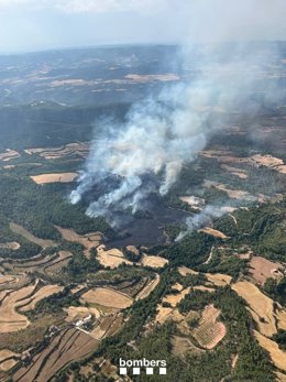 Bombers trabaja con 50 dotaciones en un incendio de vegetación en Rajadell (Barcelona)