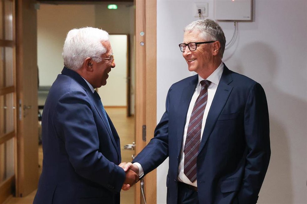 El presidente del Consejo Europeo, António Costa, saluda al multimillonario y filántropo, Bill Gates, antes de la conferencia de donantes para la Alianza para la Vacunación (GAVI).