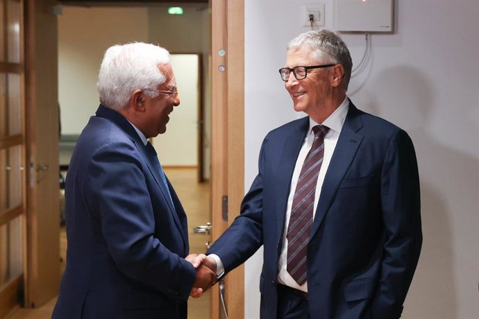 O presidente do Conselho Europeu, António Costa, cumprimenta o bilionário e filantropo Bill Gates antes da conferência de doadores da GAVI.