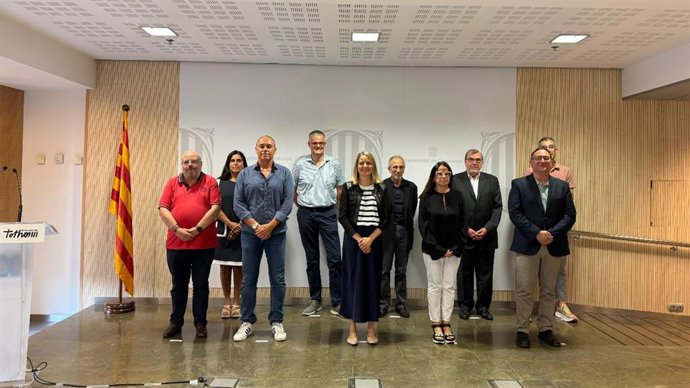 La consellera de Drets Socials i Inclusió de la Generalitat, Mònica Martínez Bravo, junt amb representants de les patronals i els sindicats del sector social