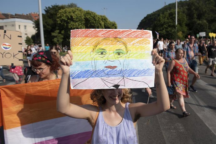 Archivo - July 24, 2021, Budapest, Warsaw, Hungary: A participant of the Budapest Pride march holds a drawing depicting Hungarian PM Victor Orban on a rainbow background during the annual Budapest Pride march on July 24, 2021 in Budapest, Hungary. Thousan