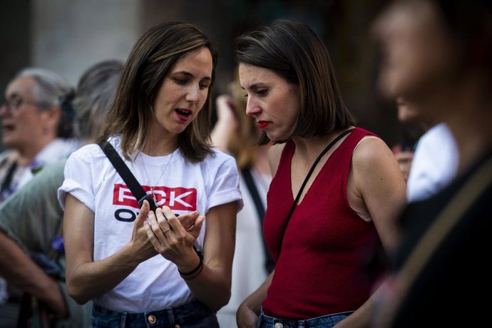 La secretaria general de Podemos, Ione Belarra (i), y la eurodiputada Irene Montero (d), durante la concentración contra el pacto de la OTAN y el aumento del gasto militar frente al ministerio de exteriores, a 25 de junio de 2025, en Madrid (España). 