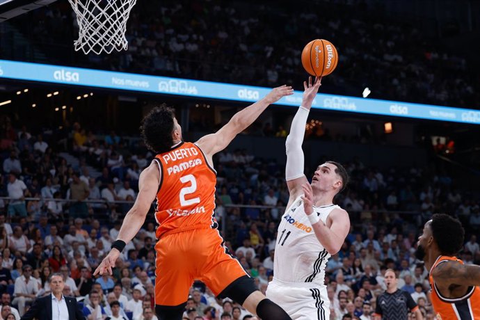 Mario Hezonja, do Real Madrid, e Josep Puerto, do Valencia Basket, em ação durante a partida de basquete da Liga Espanhola, Final da segunda etapa da Liga ACB Endesa, disputada entre Real Madrid e Valencia Basket na Movistar Arena em 22 de junho de 2025, 