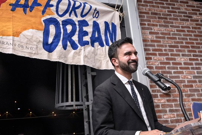 25 de junho de 2025, Nova York, Nova York, EUA: Zohran Mamdani, candidato democrata à prefeitura de Nova York, realiza uma festa de observação eleitoral em Long Island City, Queens, em 24 de junho de 2025.