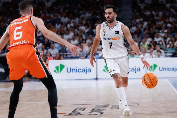 Facundo Campazzo, do Real Madrid, em ação durante a partida de basquete da Liga Espanhola, Final da segunda etapa da Liga ACB Endesa, disputada entre Real Madrid e Valencia Basket na Movistar Arena em 22 de junho de 2025, em Madri, Espanha.