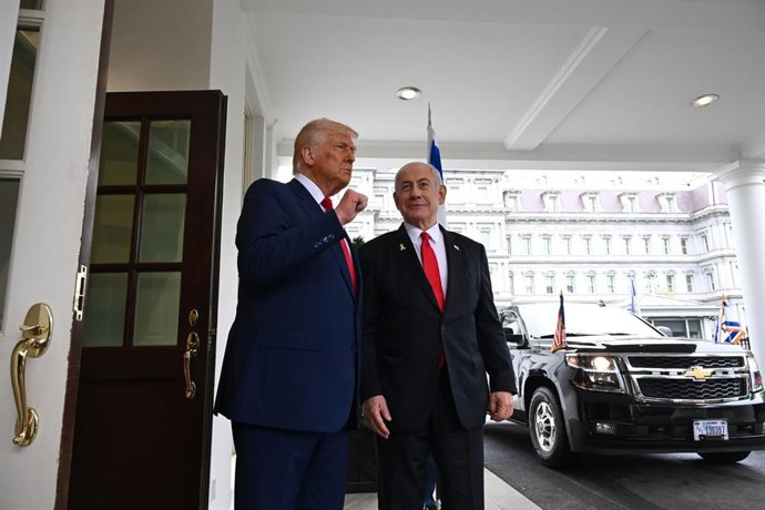 Archivo - April 7, 2025, Washington, D.C, District Of Columbia, United States of America: US President DONALD TRUMP welcomes Israeli Prime Minister BENJAMIN NETANYAHU at the White House. The two discuss tariff relief,  Gaza and growing tensions with Iran.