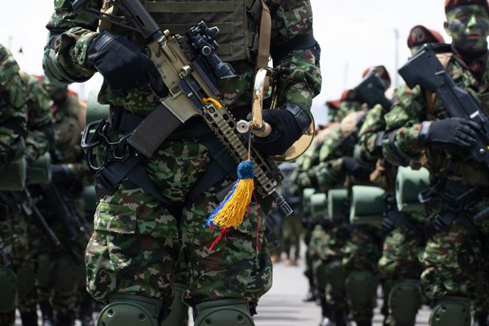 Archivo - 20 de julho de 2023, Bogotá, Cundinamarca, Colômbia: Um soldado do exército colombiano segura seu rifle e um trompete durante o desfile militar pelos 213 anos da independência da Colômbia, em Bogotá, em 20 de julho de 2023.