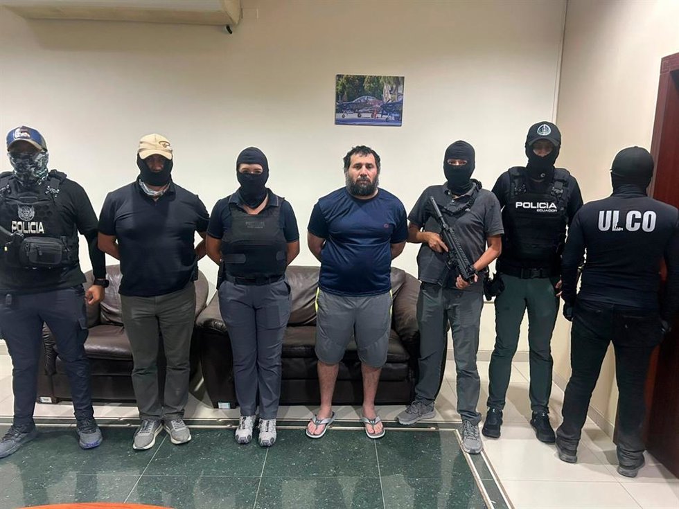 Momento de la detención de 'Fito', líder de la banda criminal Los Choneros, en Ecuador, una imagen difundida por las autoridades