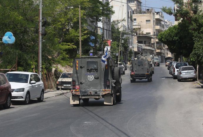Un vehículo militar israelí circula por las calles de Nablús, en Cisjordania