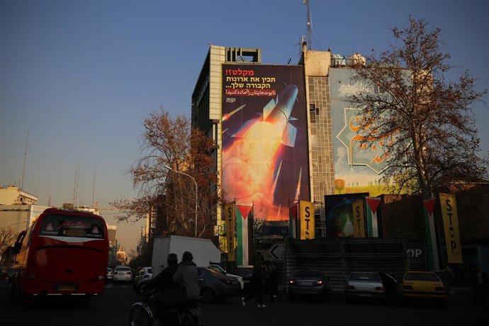 Archivo - Arquivo - 17 de janeiro de 2024, Teerã, Irã: Um outdoor representando mísseis iranianos com uma mensagem em persa e hebraico: 'preparem seus caixões', pendurado em um prédio na Praça da Palestina, em Teerã. De acordo com o Corpo da Guarda Revolu