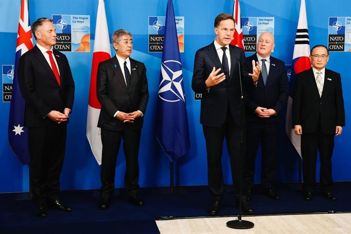 El secretario general de la OTAN, Mark Rutte, junto a representantes de Australia, Japón, Nueva Zelanda y Corea del Sur