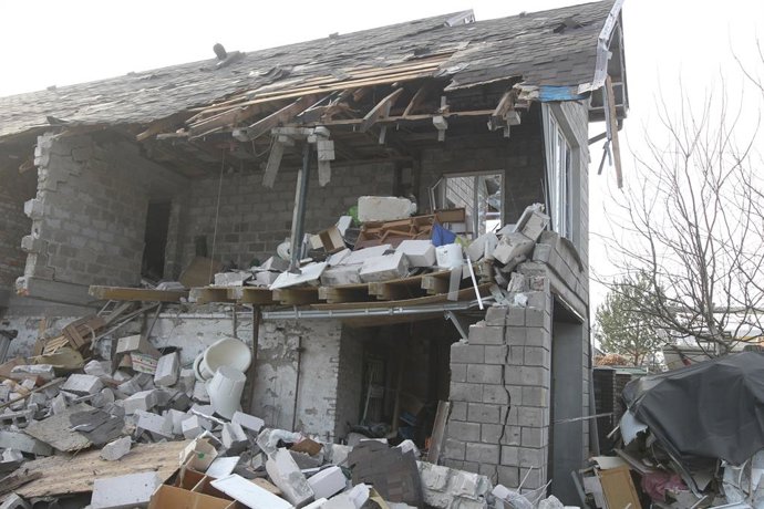 Archivo - Arquivo - 12 de março de 2025, Ucrânia, Dnipro: Uma casa é danificada pelo ataque maciço de drones russos durante a noite em Dnipro. Foto: -/Ukrinform/dpa