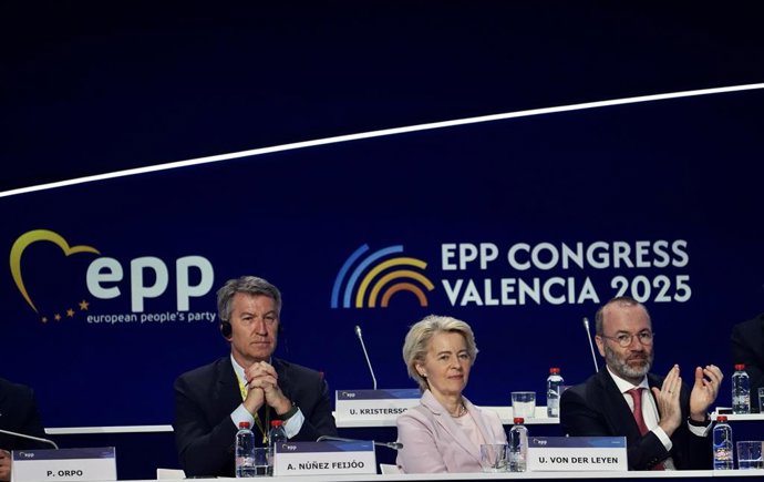 Archivo - Arquivo - A Presidente da Comissão Europeia, Ursula Von Der Leyen, o Presidente do Partido Popular Europeu, Manfred Weber (à direita), e o Presidente do Partido Popular, Alberto Núñez Feijóo (à esquerda), no encerramento do congresso do Partido 
