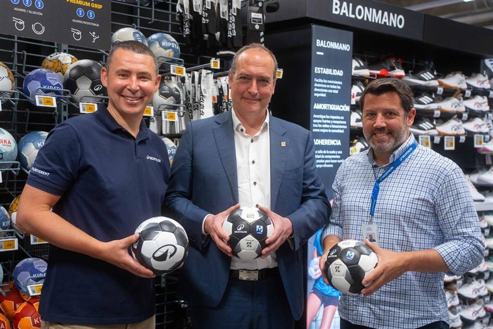 William Lanigan, líder de Balonmano, Decathlon/Kipsta; Sevando Revuelta, presidente de la ASOBAL, y Borja Sánchez, CEO de Decathlon España.