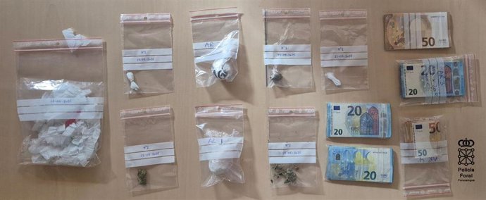 Sustancias y dinero decomisados en el registro domiciliario.