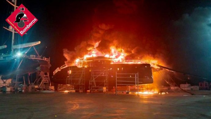 Un incendio afecta a un catamarán de grandes dimensiones atracado en el Puerto de Dénia